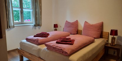 Rollstuhlgerechte Unterkunft - Dießen am Ammersee - Schlafzimmer ist auf Ihre Bedürfnisse umstellbar - Ferienwohnungen Weberhof