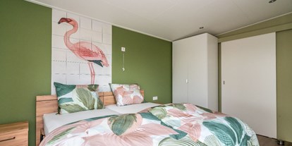 Rollstuhlgerechte Unterkunft - Das Schlafzimmer mit Doppelbett (zwei separate Matratzen, unabhängig elektrisch in Höhe verstellbar) und Kleiderschrank - Rollstuhl Urlaub in Zeeland - De Klaproos