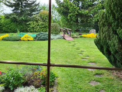 Rollstuhlgerechte Unterkunft - Unterkunftsart: Pension - PLZ 93055 (Deutschland) - wunderschöner Garten mit Gartenteich und kleiner Brücke
Grill kann und darf auf der überdachten Terrasse genutzt werden - Pflegepension am Hopfengarten 5