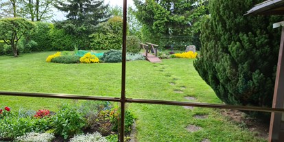 Rollstuhlgerechte Unterkunft - Patientenlifter - Regensburg - wunderschöner Garten mit Gartenteich und kleiner Brücke
Grill kann und darf auf der überdachten Terrasse genutzt werden - Pflegepension am Hopfengarten 5