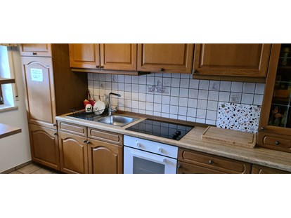 Rollstuhlgerechte Unterkunft - Eichstätt - Küche mit 
Kühlschrank und kleinem Gefrierfach
Mikrowelle 
Ceran Kochherd 
Kaffeevollautomat   - Pflegepension am Hopfengarten 5