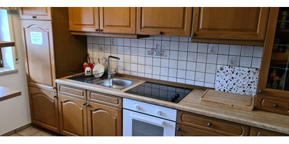 Rollstuhlgerechte Unterkunft - PLZ 90518 (Deutschland) - Küche mit 
Kühlschrank und kleinem Gefrierfach
Mikrowelle 
Ceran Kochherd 
Kaffeevollautomat   - Pflegepension am Hopfengarten 5