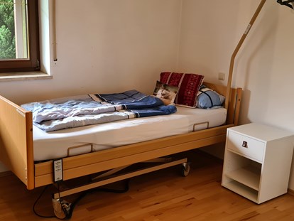 Rollstuhlgerechte Unterkunft - Pflegebett - Ingolstadt - 1.. Schlafzimmer mit Blick auf den Garten
TV Satellit mit Smart Funktion
Pflegebett mit Bettgalgen
 - Pflegepension am Hopfengarten 5