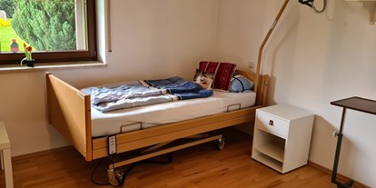 Rollstuhlgerechte Unterkunft - Unterkunftsart: Ferienwohnung - Bayern - 1.. Schlafzimmer mit Blick auf den Garten
TV Satellit mit Smart Funktion
Pflegebett mit Bettgalgen
 - Pflegepension am Hopfengarten 5