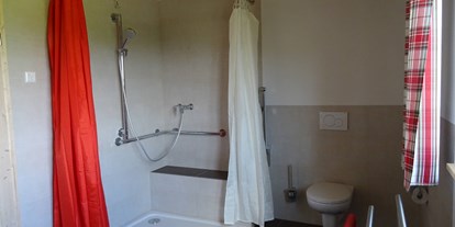 Rollstuhlgerechte Unterkunft - Großzügige Dusche und WC im Tageslichtbad, Duschhocker und unterfahrbares Waschbecken vorhanden - Mooshof