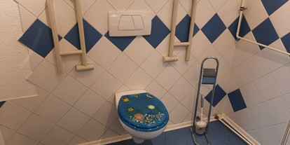 Rollstuhlgerechte Unterkunft - BAD mit WC und Dusche - Demond , Ferienwohnungen "Bregblick" Wohnung "Bergahorn"