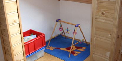 Rollstuhlgerechte Unterkunft - Schluchsee - 2. Stock Spielbereich Kinderschlafzimmer - Demond , Ferienwohnungen "Bregblick" Wohnung "Bergahorn"