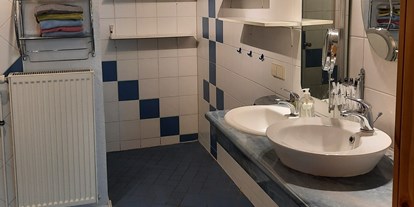 Rollstuhlgerechte Unterkunft - Waschbecken im Badezimmer alle unterfahrbar - Demond , Ferienwohnungen "Bregblick" Wohnung "Bergahorn"