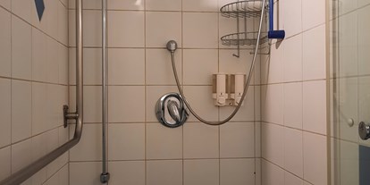 Rollstuhlgerechte Unterkunft - Baden-Württemberg - Duschbereich mit zwei verschiedenen Aufhängungen - Demond , Ferienwohnungen "Bregblick" Wohnung "Bergahorn"