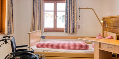 Rollstuhlgerechte Unterkunft - Barrierefreiheit-Merkmale: Für Gäste mit Gehbehinderung oder Rollstuhlfahrer - Pflegebett - Pflegehotel Allgäu