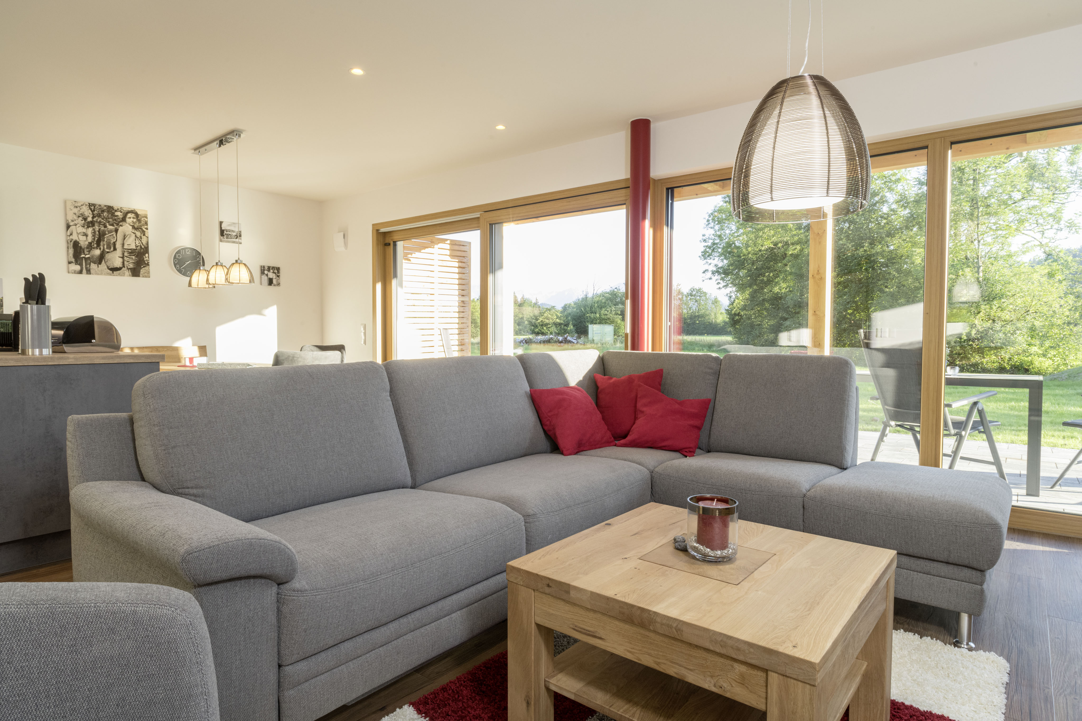 Rollstuhl-Urlaub - Großes Sofa mit höherer Sitzhöhe. - Mühle11