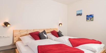 Rollstuhlgerechte Unterkunft - Bad Grönenbach - Zwei Schlafzimmer - ausgestattet mit Allgäuer Luftbetten. 
Kleiderschrank in einem Schlafzimmer mit Schranklift. - Mühle11