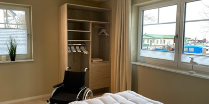 Rollstuhlgerechte Unterkunft - Barrierefreies Schlafzimmer mit höhenverstellbaren Lattenrost  - Resort Stettiner Haff