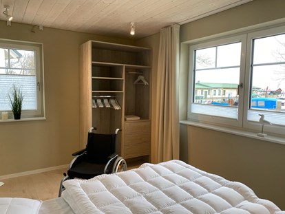 Rollstuhlgerechte Unterkunft - Pflegebett - Barrierefreies Schlafzimmer mit höhenverstellbaren Lattenrost  - Resort Stettiner Haff