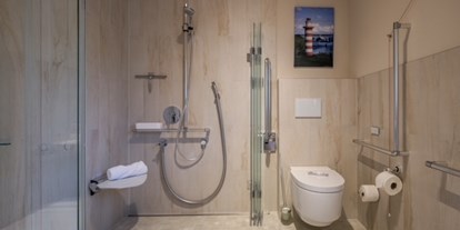 Rollstuhlgerechte Unterkunft - Zertifizierung "Reisen für alle" - Eines der barrierefreien Badezimmer - Resort Stettiner Haff