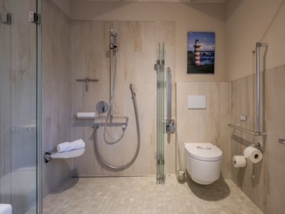 Rollstuhlgerechte Unterkunft - Pflegebett - Eines der barrierefreien Badezimmer - Resort Stettiner Haff