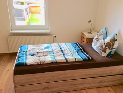 Rollstuhlgerechte Unterkunft - mit Hund - Deutschland - Schlafzimmer oben rechts zweites Bett wird ausgezogen - Ferienhaus am LEWITZrand