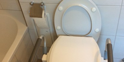 Rollstuhlgerechte Unterkunft - Unterkunftsart: Ferienhaus - Bei Bedarf mit Toiletten Griffen  - Ferienhaus am LEWITZrand