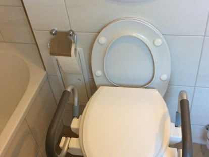 Rollstuhlgerechte Unterkunft - Bei Bedarf mit Toiletten Griffen  - Ferienhaus am LEWITZrand