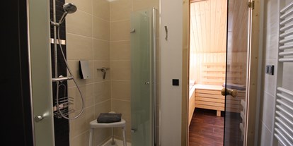Rollstuhlgerechte Unterkunft - barrierefrei zertifiziert - Padingbüttel - Sauna und Duschbereich im Obergeschoss - DAS schwerstbehindertengerechte "Haus Felix" Pflegebett - viele Hilfsmittel  - max. 8 Per - 5-Sterne