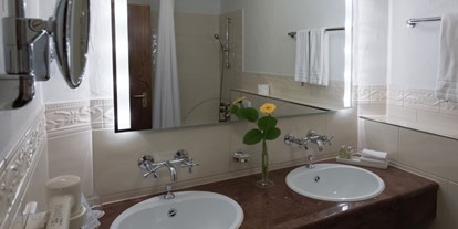 Rollstuhlgerechte Unterkunft - Unterkunftsart: Hotel - Engen - Badezimmer mit Doppelwaschbecken - Vier Jahreszeiten am Schluchsee