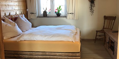 Rollstuhlgerechte Unterkunft - mit Hund - Grömitz - Schlafzimmer mit 2 x 2 m Boxspringbett mit elektrisch verstellbaren Kopf-/Fussteilen, Smart-TV - Country holiday 