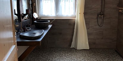 Rollstuhlgerechte Unterkunft - mit Hund - Grömitz - Badezimmer, barrierefreie Dusche, unterfahrbarer Waschtisch, einseitig Haltebügel WD (Klappbar) - Country holiday 