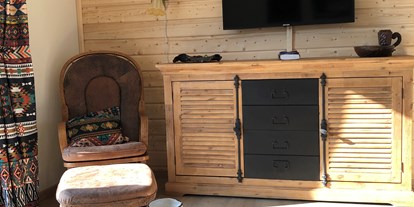 Rollstuhlgerechte Unterkunft - mit Hund - Brodersdorf (Kreis Plön) - Wohnzimmer mit Smart TV - Country holiday 
