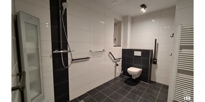 Rollstuhlgerechte Unterkunft - See - Niederlande - Das Badezimmer verfügt über ein Waschbecken, Toilette und ebenerdige Dusche mit Sonnendusche. - IJsselmeerstraat190