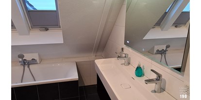 Rollstuhlgerechte Unterkunft - See - Niederlande - Auf der ersten Etage befindet sich ein geräumiges zweites Badezimmer mit Doppelwaschbecken, Badewanne und ebenerdiger Dusche.

Es gibt eine separate Toilette auf der Etage.

Im Abstellraum finden Sie die Waschmaschine. - IJsselmeerstraat190