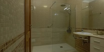 Rollstuhlgerechte Unterkunft - Badezimmer mit Dusche - FeWo-Algarve
