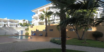 Rollstuhlgerechte Unterkunft - Außenansicht mit Pool - FeWo-Algarve