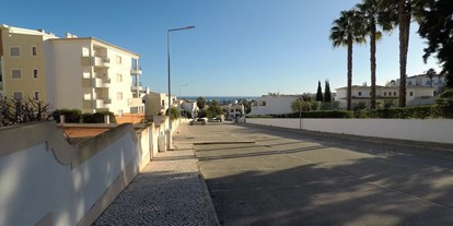 Rollstuhlgerechte Unterkunft - Barrierefreiheit-Merkmale: Für Gäste mit Hörbehinderung oder gehörlose Menschen - Portugal - Straße vor der Unterkunft - FeWo-Algarve