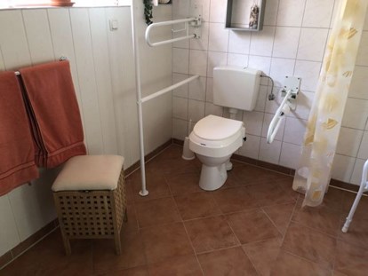 Rollstuhlgerechte Unterkunft - Zertifizierung "Reisen für alle" - Dunum - Rollstuhlgerechtes Badezimmer - Landhaus Sonnens Huus