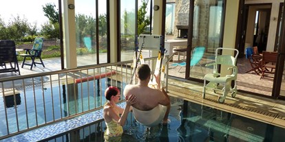 Rollstuhlgerechte Unterkunft - Schwimmbad - Pool mit Deckenlifter - Villa Ampelitis