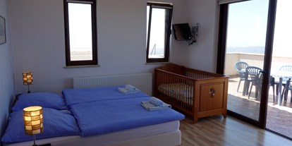 Rollstuhlgerechte Unterkunft - Pflegebett - Schlafzimmer - Villa Ampelitis