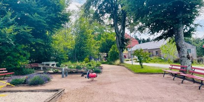 Rollstuhlgerechte Unterkunft - Barrierefreiheit-Merkmale: Für Gäste mit Gehbehinderung oder Rollstuhlfahrer - Loßburg - Der Spielplatz gegenüber der Ferienwohnungen - Ferienwohnung Westweg