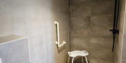 Rollstuhlgerechte Unterkunft - ebenerdig, befahrbare Dusche (118 cm breit) - Erdhausapartment OST