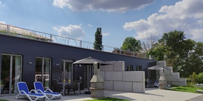 Rollstuhlgerechte Unterkunft - Eingangsbereich mit Terrasse und Grill, eigener Parkplatz - Erdhausapartment OST