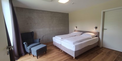 Rollstuhlgerechte Unterkunft - Heßdorf - erstes Schlafzimmer mit Doppelbett (1,80m x 2,00m) Boxspringbett - Erdhausapartment OST