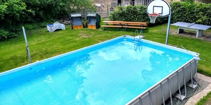 Rollstuhlgerechte Unterkunft - Unterkunftsart: Ferienwohnung - Bayern - Im Sommer Pool 10m x 5m und
im Winter Basketball-Platz  - Erdhausapartment OST