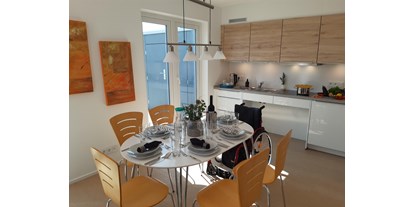 Rollstuhlgerechte Unterkunft - Meer - Grödersby - Die vollständig ausgestattete Küche mit Essbereich.
Die Spüle und das Kochfeld sind unterfahrbar.
 - Rolli Oase Ostseeresort Olpenitz (Kappeln)