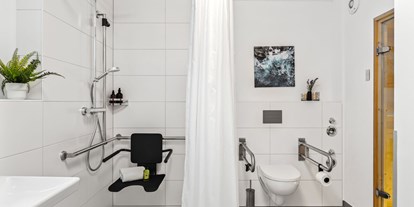 Rollstuhlgerechte Unterkunft - Pflegebett - Köhn - Badezimmer - Rolli Oase Ostseeresort Olpenitz (Kappeln)
