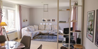 Rollstuhlgerechte Unterkunft - Unterkunftsart: Ferienhaus - Blick ins Wohnzimmer - Groot Huus