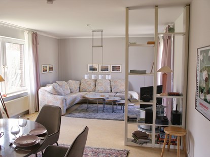 Rollstuhlgerechte Unterkunft - Unterkunftsart: Ferienhaus - Blick ins Wohnzimmer - Groot Huus