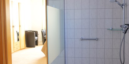 Rollstuhlgerechte Unterkunft - Unterkunftsart: Ferienhaus - Blick vom Bad ins Schlafzimmer… - Groot Huus