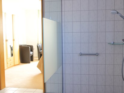 Rollstuhlgerechte Unterkunft - Deutschland - Blick vom Bad ins Schlafzimmer… - Groot Huus