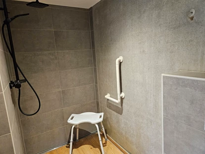 Rollstuhlgerechte Unterkunft - Barrierefreiheit-Merkmale: Für Gäste mit Hörbehinderung oder gehörlose Menschen - Kemmern - ebenerdig, befahrbare Dusche (118 cm breit) - Erdhausapartment WEST