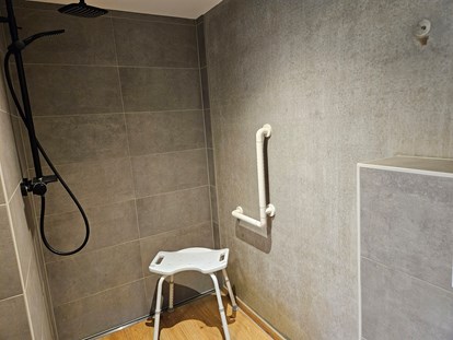 Rollstuhlgerechte Unterkunft - Barrierefreiheit-Merkmale: Für Gäste mit Hörbehinderung oder gehörlose Menschen - Wonfurt - ebenerdig, befahrbare Dusche (118 cm breit) - Erdhausapartment WEST