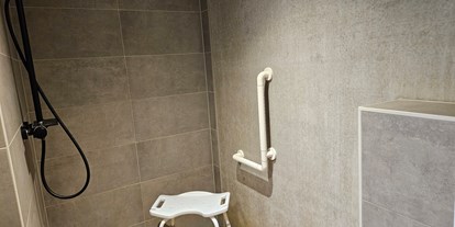Rollstuhlgerechte Unterkunft - PLZ 96120 (Deutschland) - ebenerdig, befahrbare Dusche (118 cm breit) - Erdhausapartment WEST